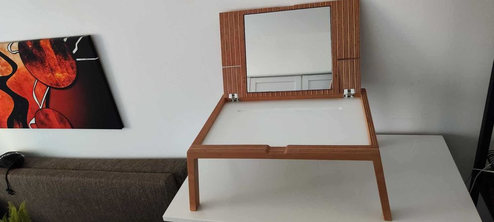 Măsuță cu oglindă