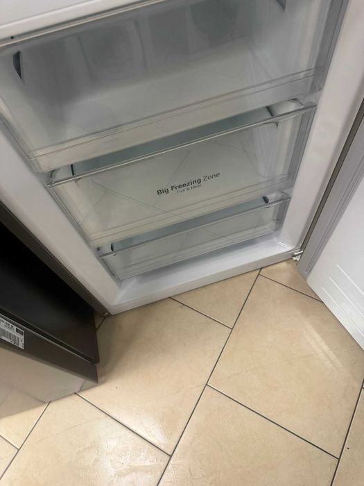 Хладилник c долна камера LG DoorCooling  технология, 384L капацитет