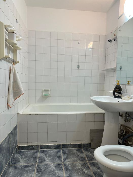 Închiriez apartament cu 2 camere