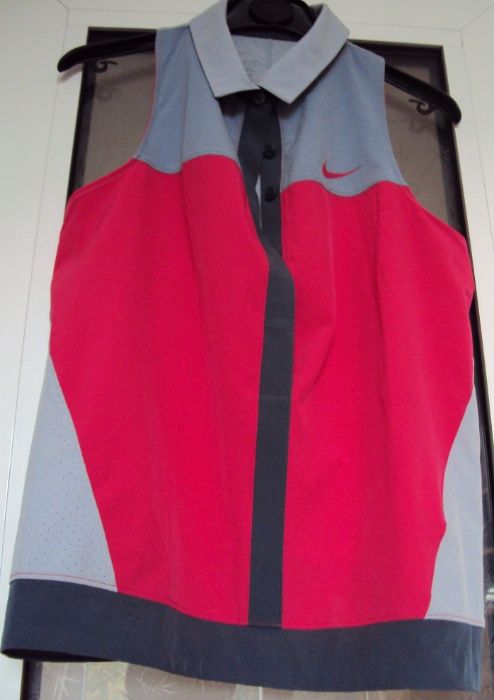 Продавам оригинална " NIKE"чисто нова блуза с етикет за тенис