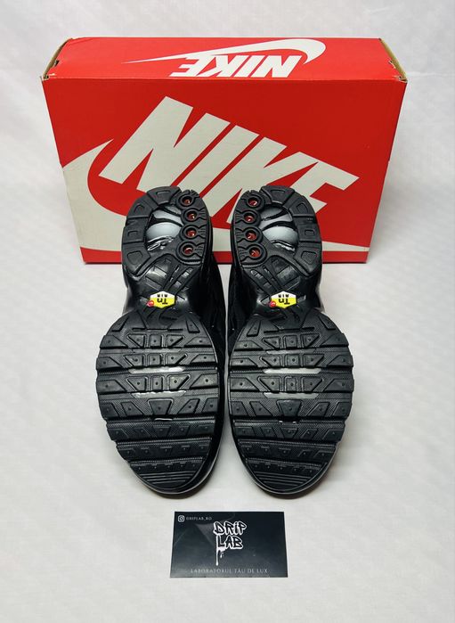Nike Air Max Plus TN disponibil pe negru sau alb