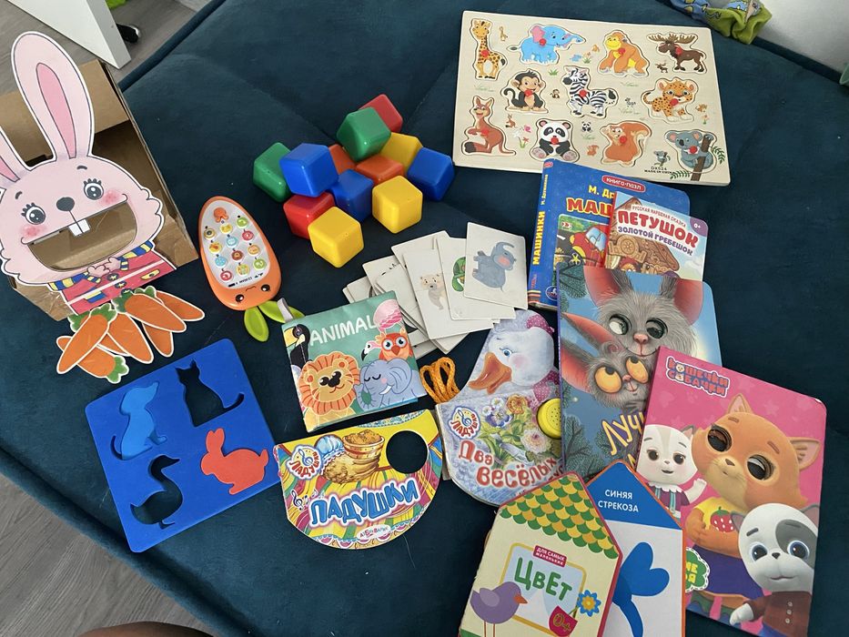Игрушки кубики  и книжки  и мягкая шуршащая игры телефон