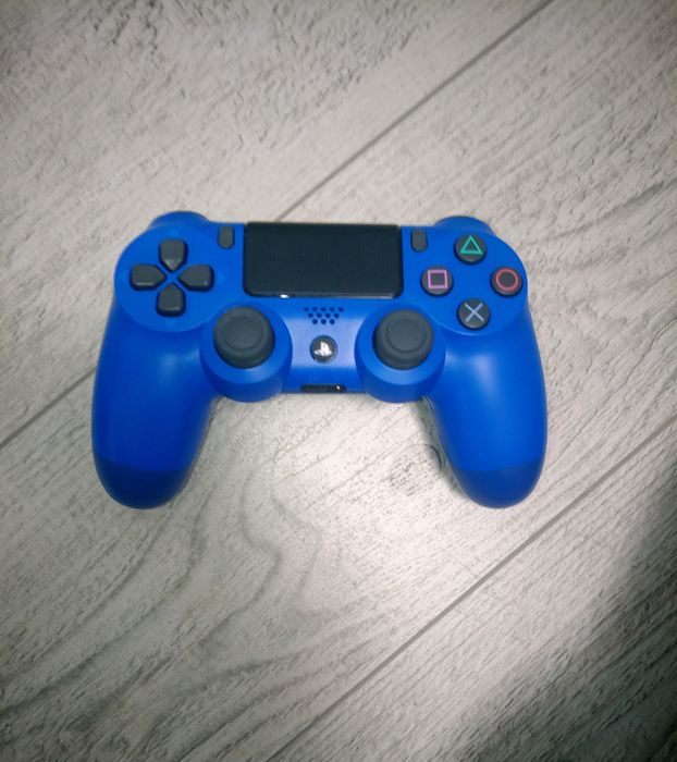Vând PS 4 +2 manete și cablu de încărcare usbc a manetelor. 1000 lei negociabil