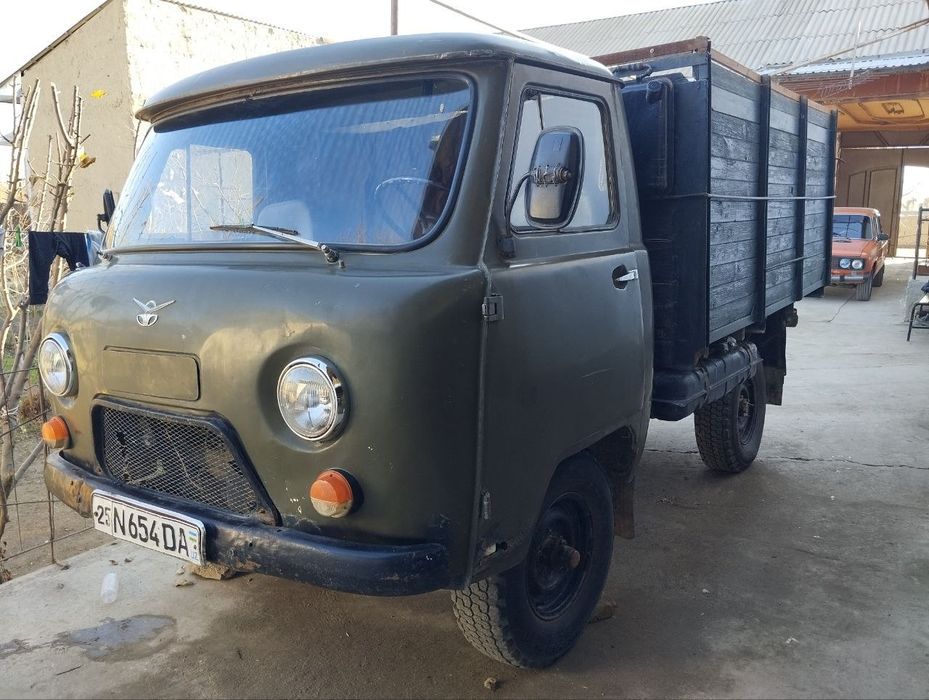 UAz avtomobil sotiladi