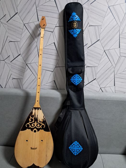 Казахская домбыра с чехлом