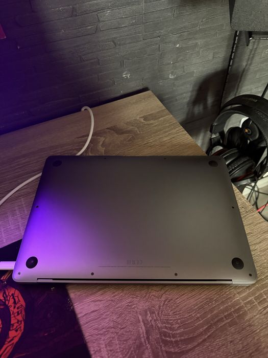 MacBook Air M1 2020 | 8GB RAM | 256GB SSD | Батерия 95% в много добро състояние