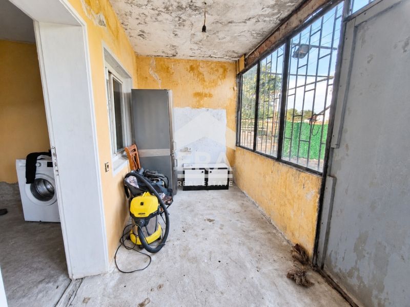 Вила със стопански постройки и равен парцел в м. Каменец