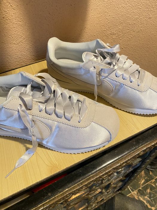 Продавам дамски маратонки