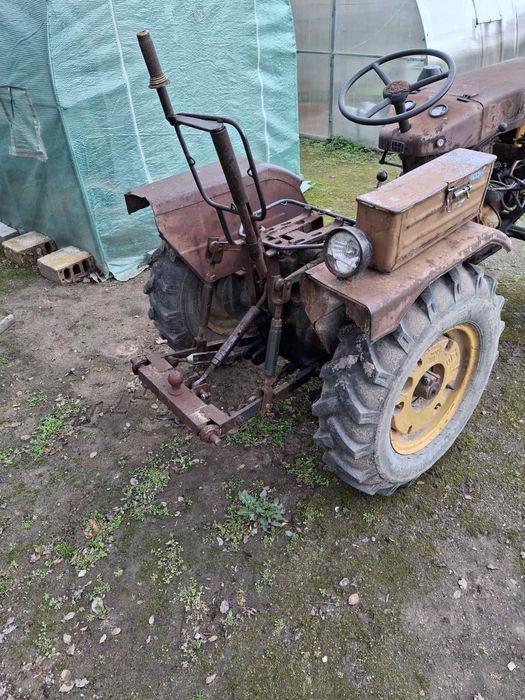 Трактор с плуг, фреза, браздир и ремарке