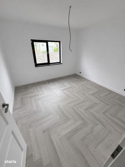 Casa cu 4 camere, curte de 400 mp, nouă în Clinceni