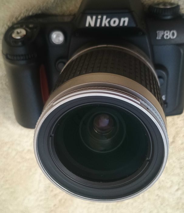Aparat foto Nikon F80 cu obiectiv
