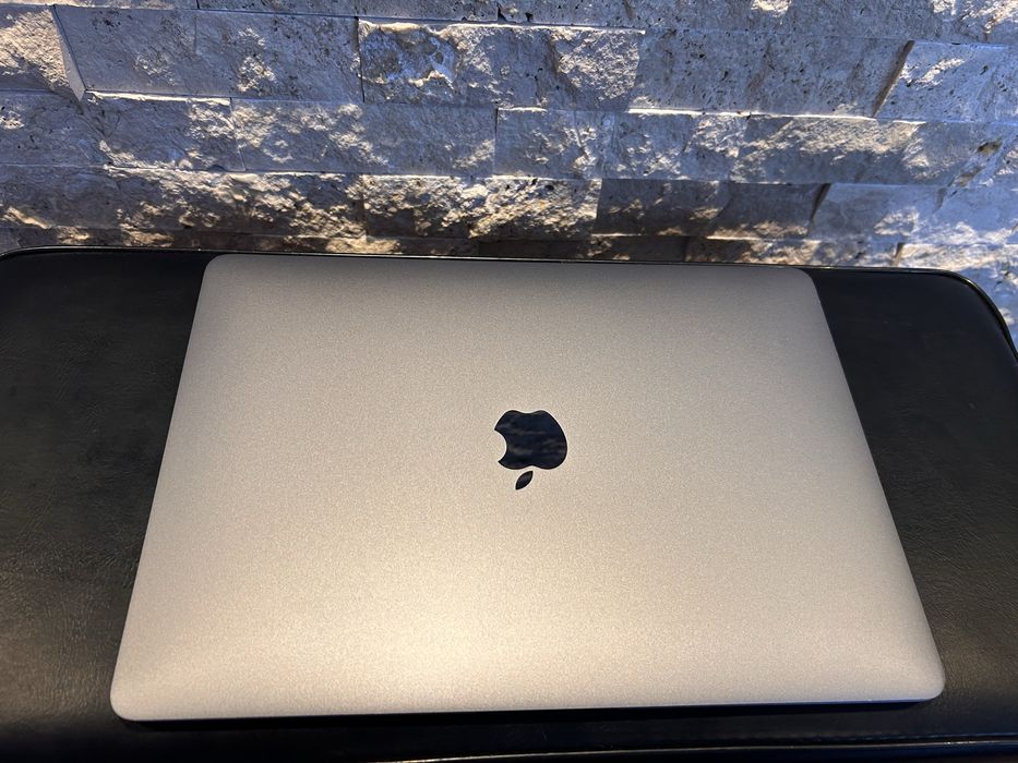 Vând MacBook Air Retina 2018