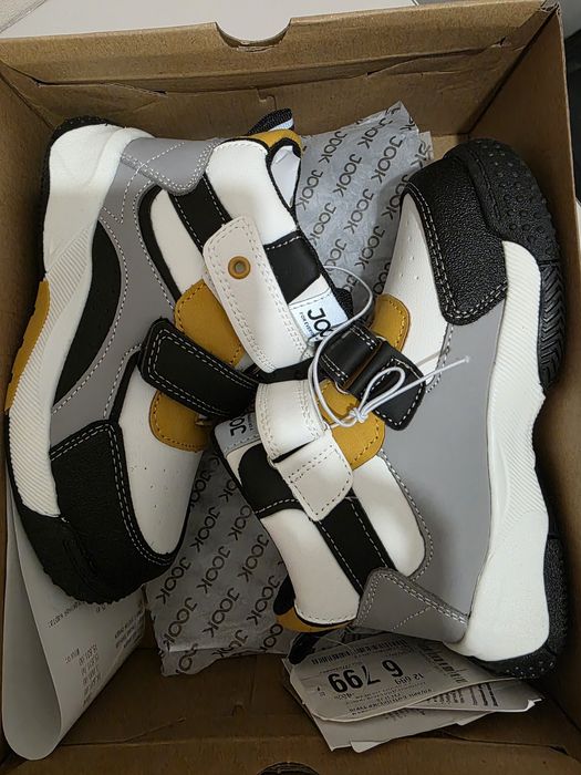 Продам новые ботинки 28 размера для мальчика