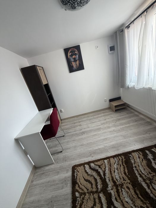 Inchiriez casa la curte