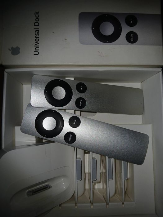 старая насадка на зарядку тел Apple все на фото с коробкой +2 пульта