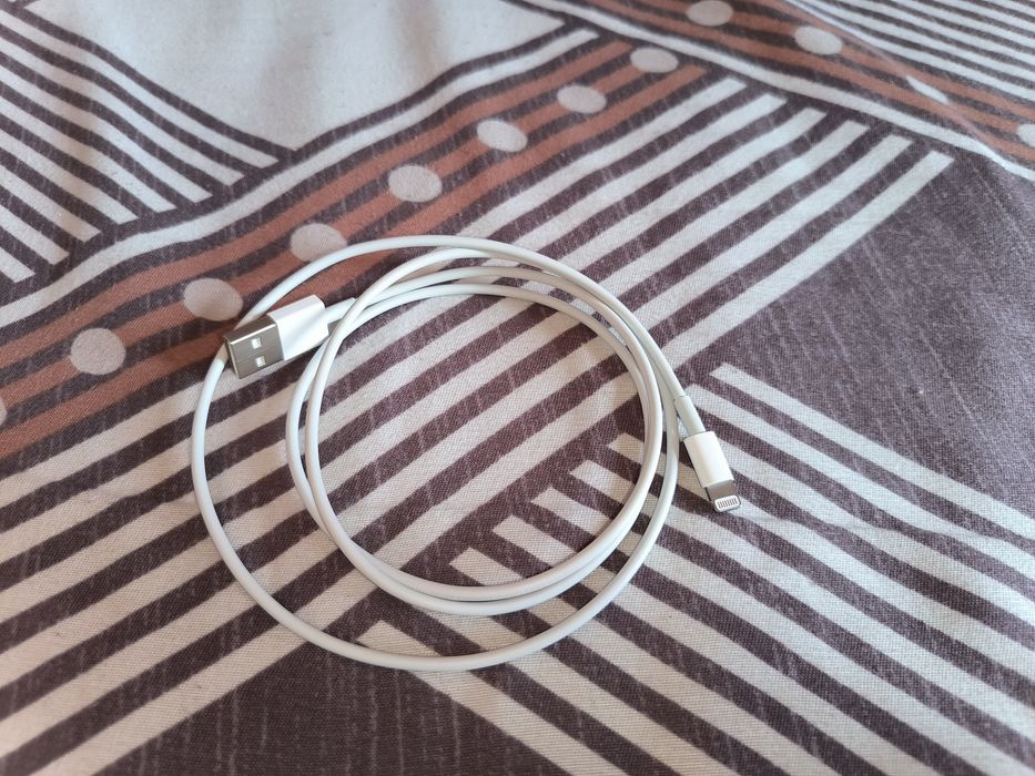 Продам оригинальный кабель usb на lightning от телефона Iphone X