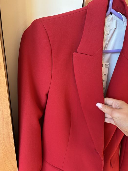Zara червен кастюм