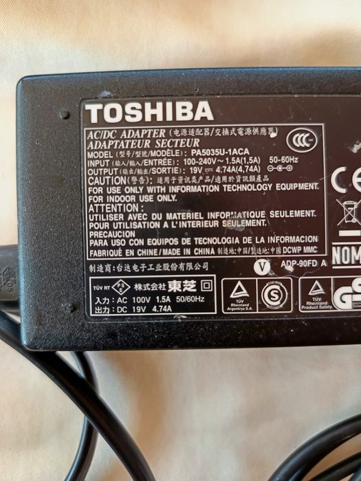 Încărcător/alimentator original laptop Toshiba 19V- 4,74 A-90 W- cabluri incluse stare impecabilă