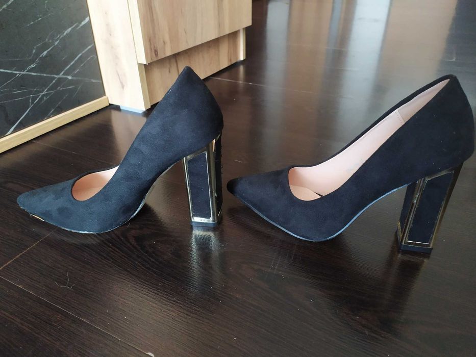 Дамски черни обувки номер 36 с 10 см ток.