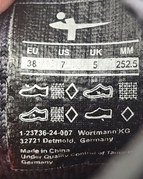 Продам женские кроссовки Tamaris