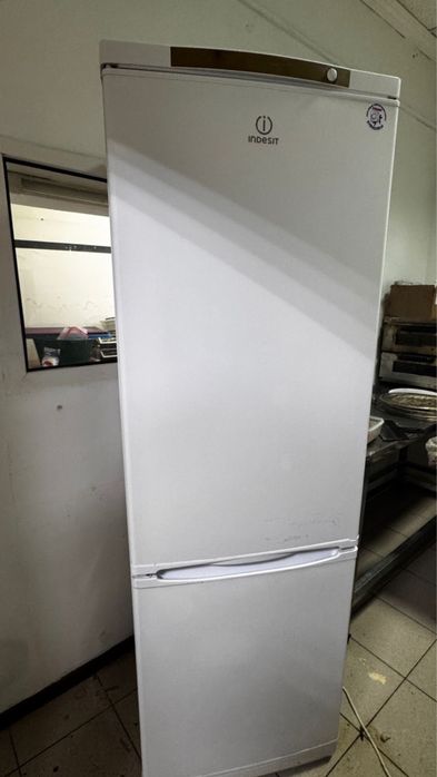 холодильник  морозильник в хорошем состояний