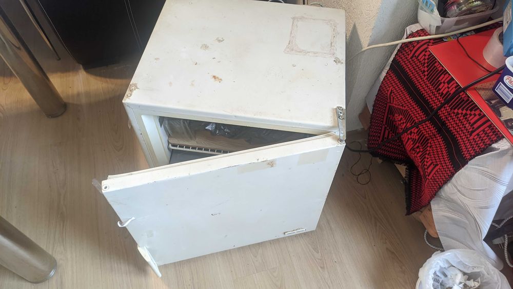 Продавам фризер ZANUSSI.Работи перфектно, но е стар.Забележки по външния вид. Размер 50/50/50 см.