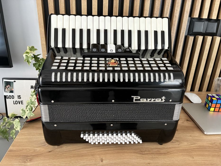 Acordoen Parrot cu 60 de basi ca nou