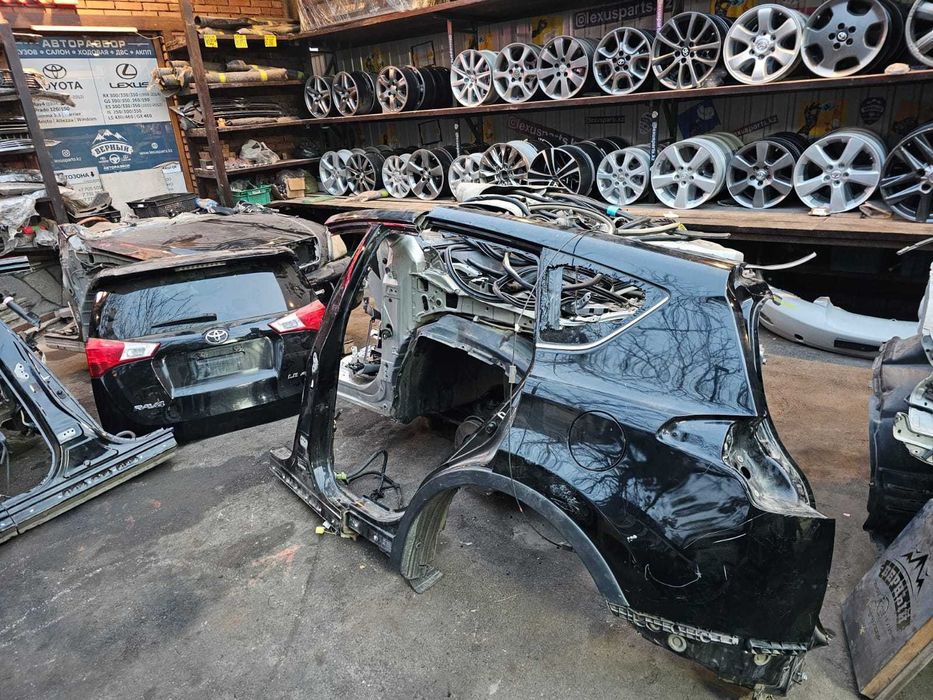 Заднее левое крыло Rav4