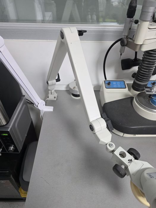 Microscop fino pentru tehnică dentară.