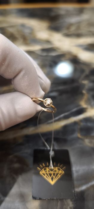 Золотое кольцо с природным бриллиантом