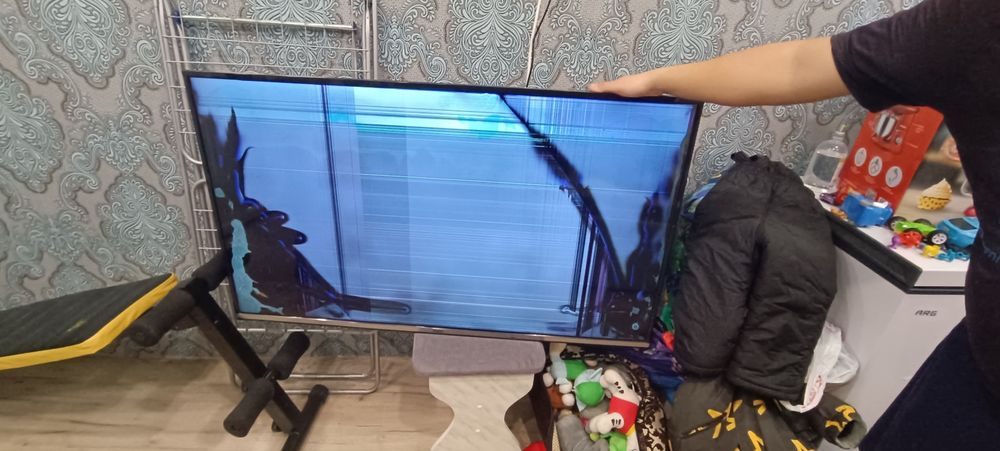 Продам телевизор на запчасти