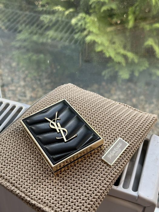 Продам палетку теней YSL