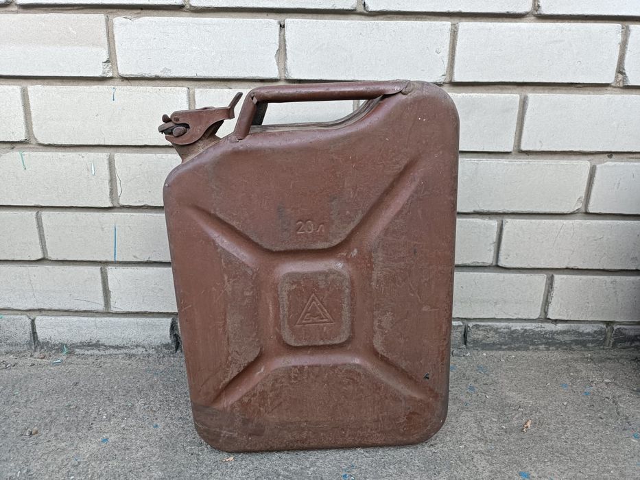 Продам канистры 20л