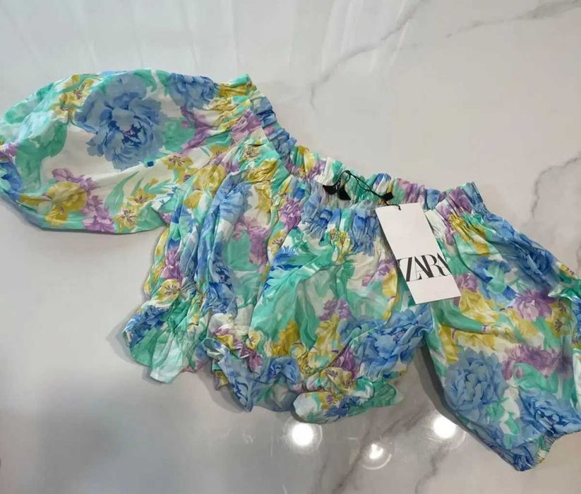 Топ на Зара с етикета