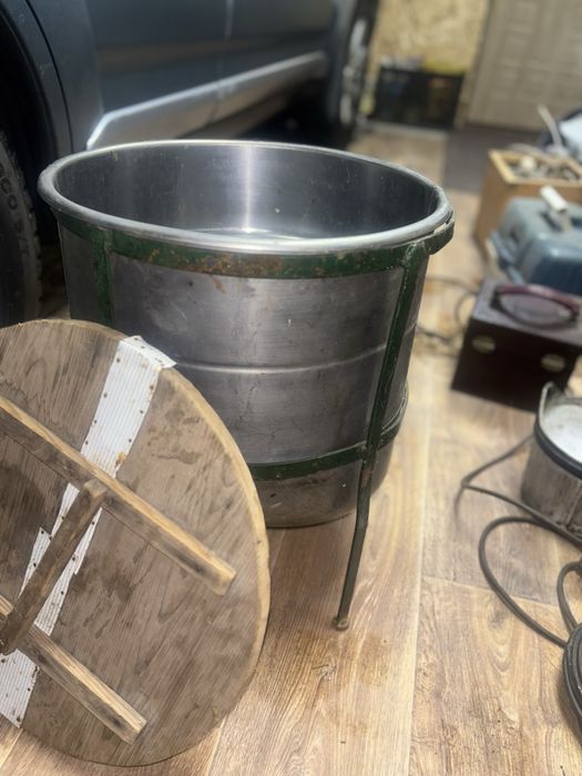 Бочка нержавеющая с подставкой