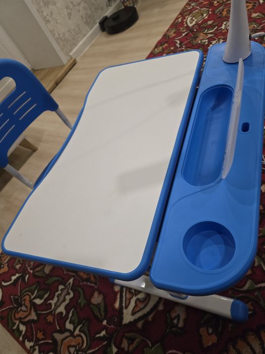 Продам растущую парту и стул.