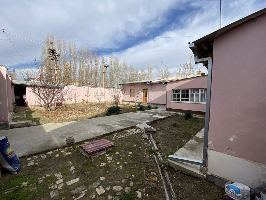 Уй сотилади, углавой ва барча шароитлар бор