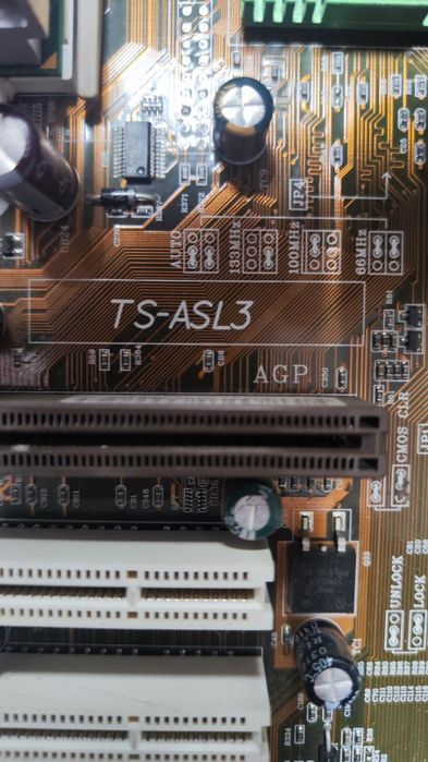 Pentium III ретро компьютер.