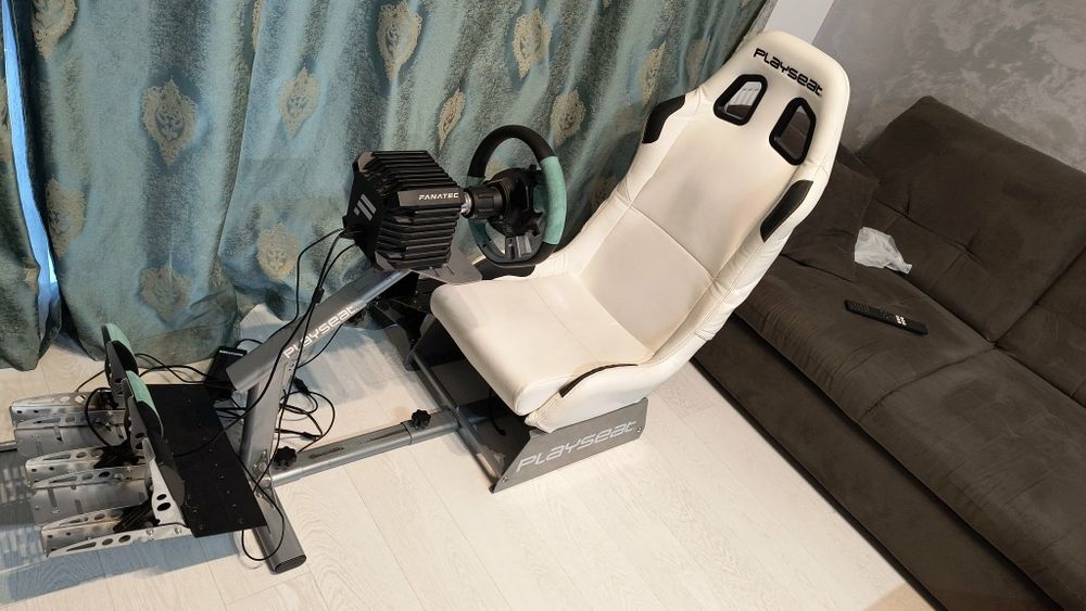 Cockpit Playseat Evolution - baza Fanatec CSL DD, volan Grand turismo Fanatec - schimbător 8 trepte, pedale cu ambreaj