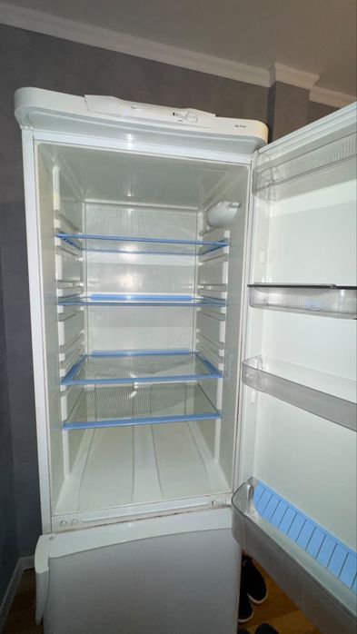 Холодильник Indesit