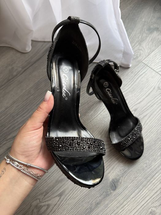 Sandale negre cu pietre marimea 36