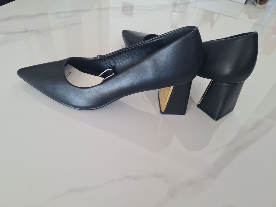 Reserved HOBИ обувки