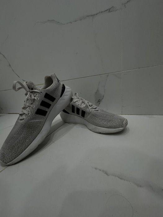Vând adidași ADIDAS Swift Run 22
