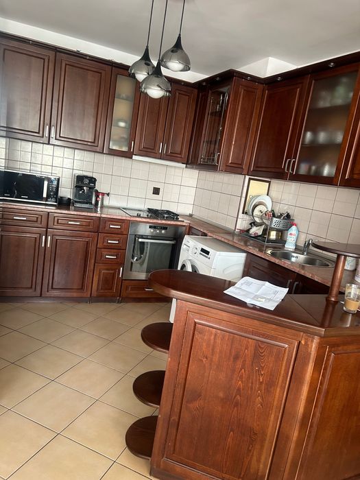 Кухня масив цвят орех