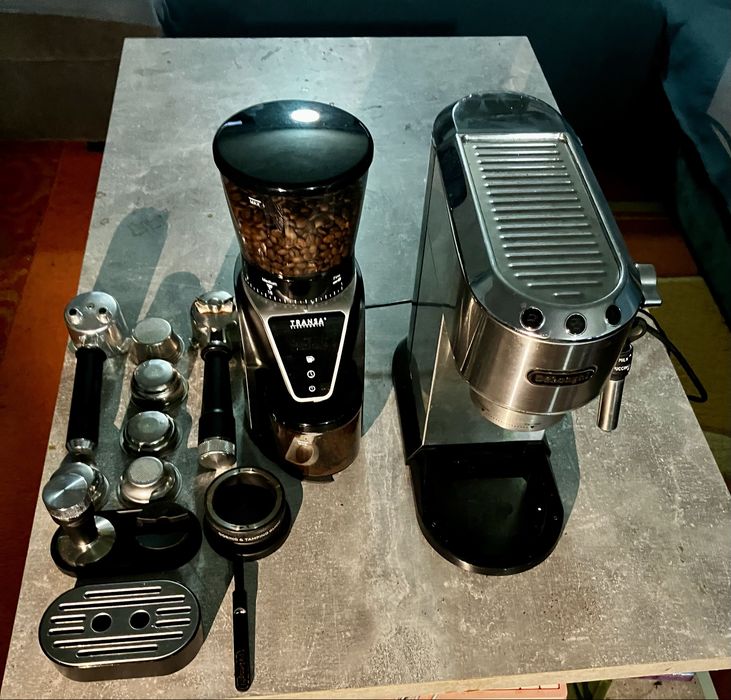 Set complet Barista Home – De’Longhi Dedica + râșniță + accesorii