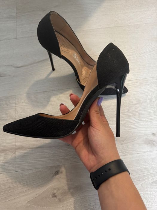 Черни блестящи токчета на Tendenz