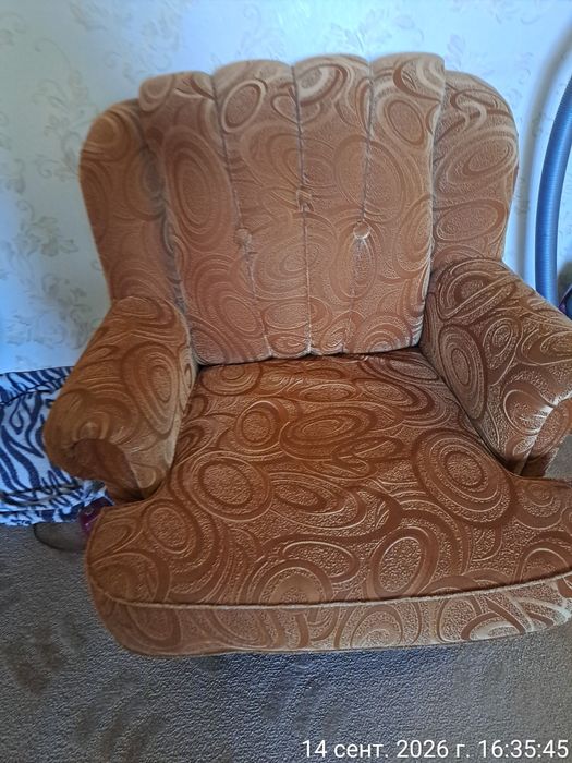 Диван с двумя кресломи