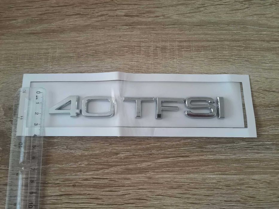 сребриста емблема Audi 40 TFSI