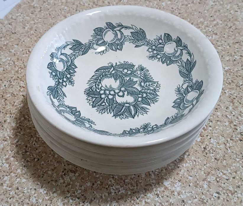 Фаянсовые тарелки Конаковского фаянсового завода «Вишня»