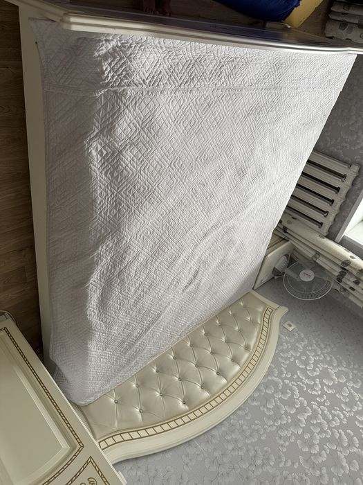 Продам двуспальнюю кровать б/у